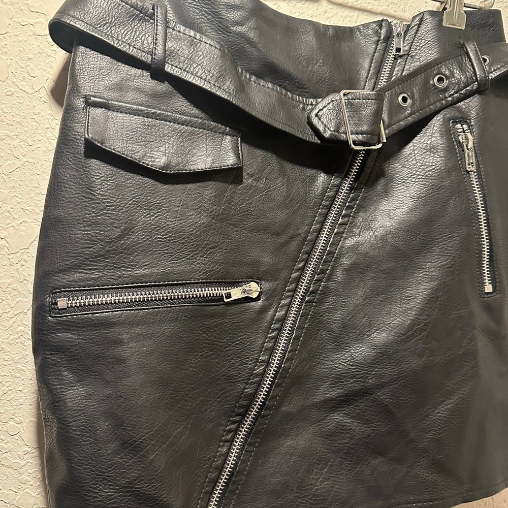 Fashion Nova Black Faux Leather Zip Up Mini Skirt Size Medium - Picture 4 of 10